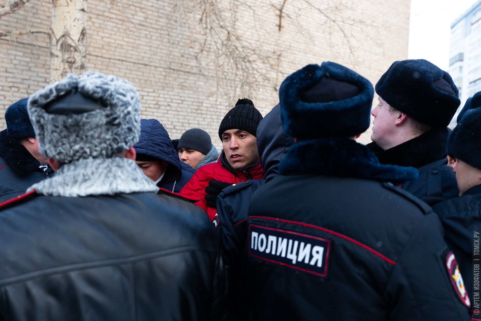 Ситуация с мигрантами в россии на сегодня. ФМС мигранты. Мигранты в миграционном центре. Очередь мигрантов. Мигрант и полиция и ФМС.
