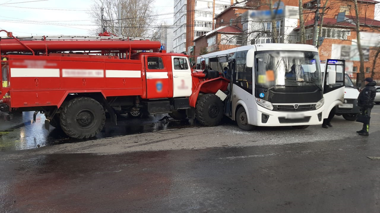 Пожарная машина попала в дтп