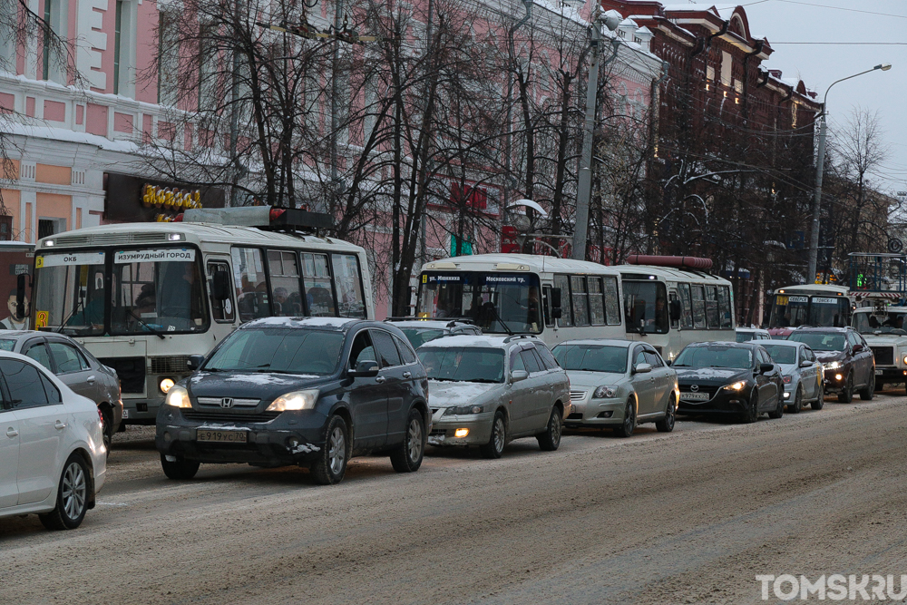 Пробки в томске на данный момент. Пробки Томск. Улица Ленина Томск пробка. Пробки на дорогах в Томске. Пазик в пробке Томск.