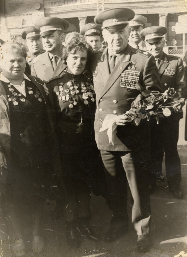 гвардии капитан медицинской службы             Вера Ивановна Малахова и легендарный             маршал, дважды Герой Советского Союза             Василий Иванович Чуйков.