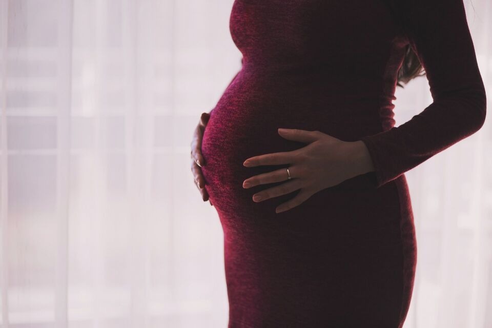 Врач: COVID-19 вызывает осложнения у беременных женщин