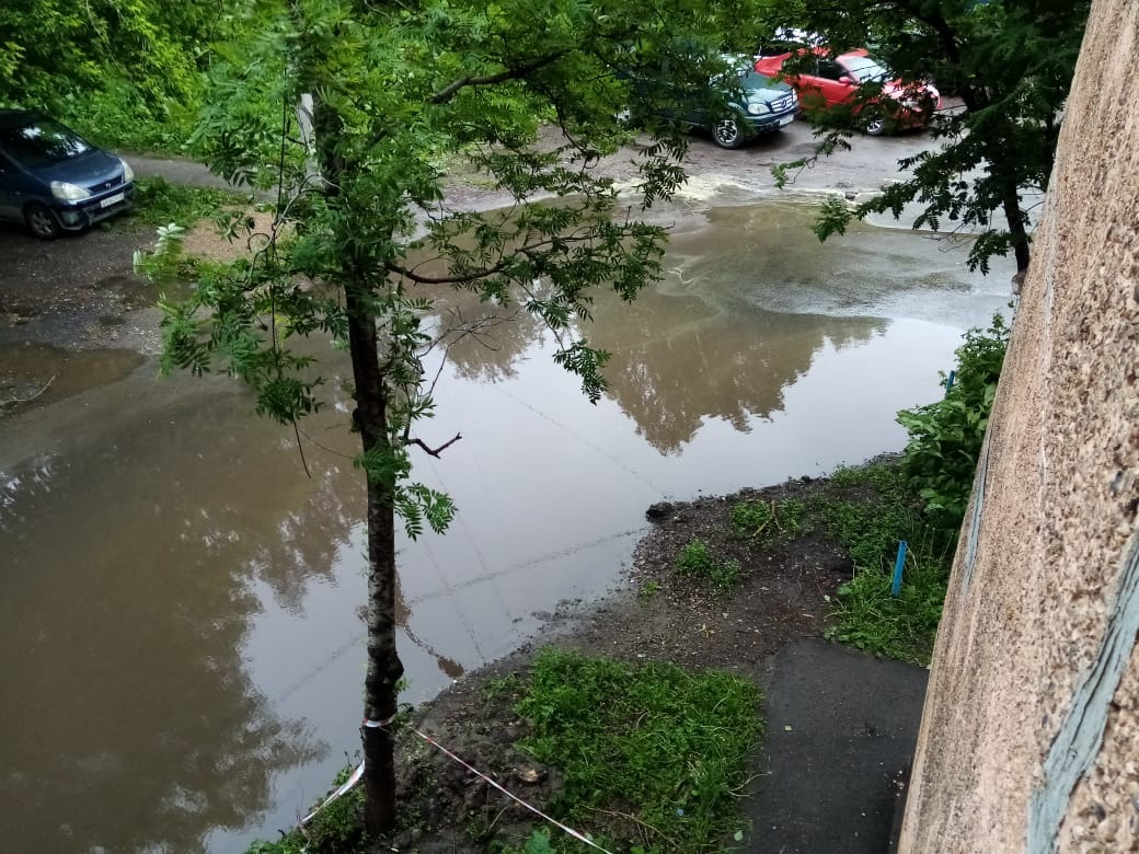 Город курган топит. Потоп на Щербакова. Топит Рубцовск. Дождь топит придомовой территории. Подтопленная придомовая территория.