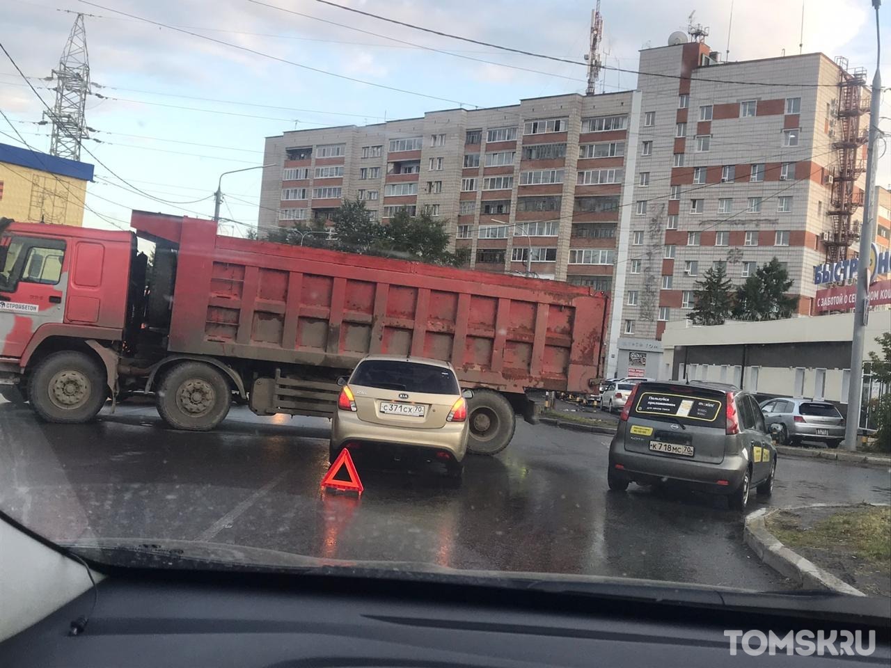 Движение на Степановке заблокировано: дорогу перекрыл грузовик