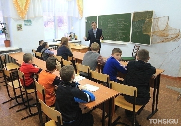 Томских учителей обяжут носить маски перед детьми