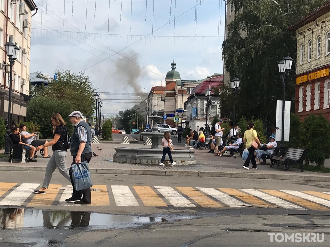 В центре Томска горит заброшенное здание 
