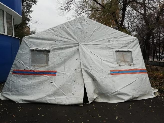 Сибирские спасатели установили палатки для пациентов в очереди к врачу
