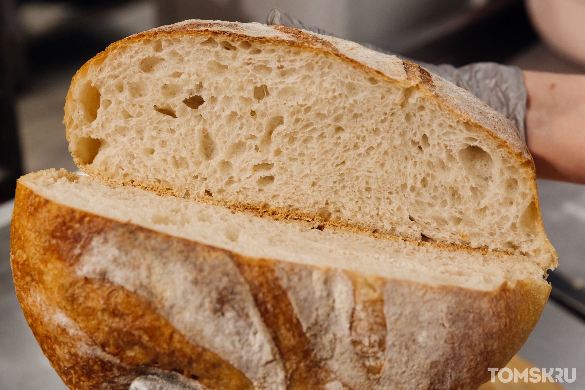Домашний бездрожжевой хлеб на закваске рецепт. Хлеб на закваске. Хлеб на живой закваске. Разрез на хлебе на закваске. Пекарь хлеба на закваске.
