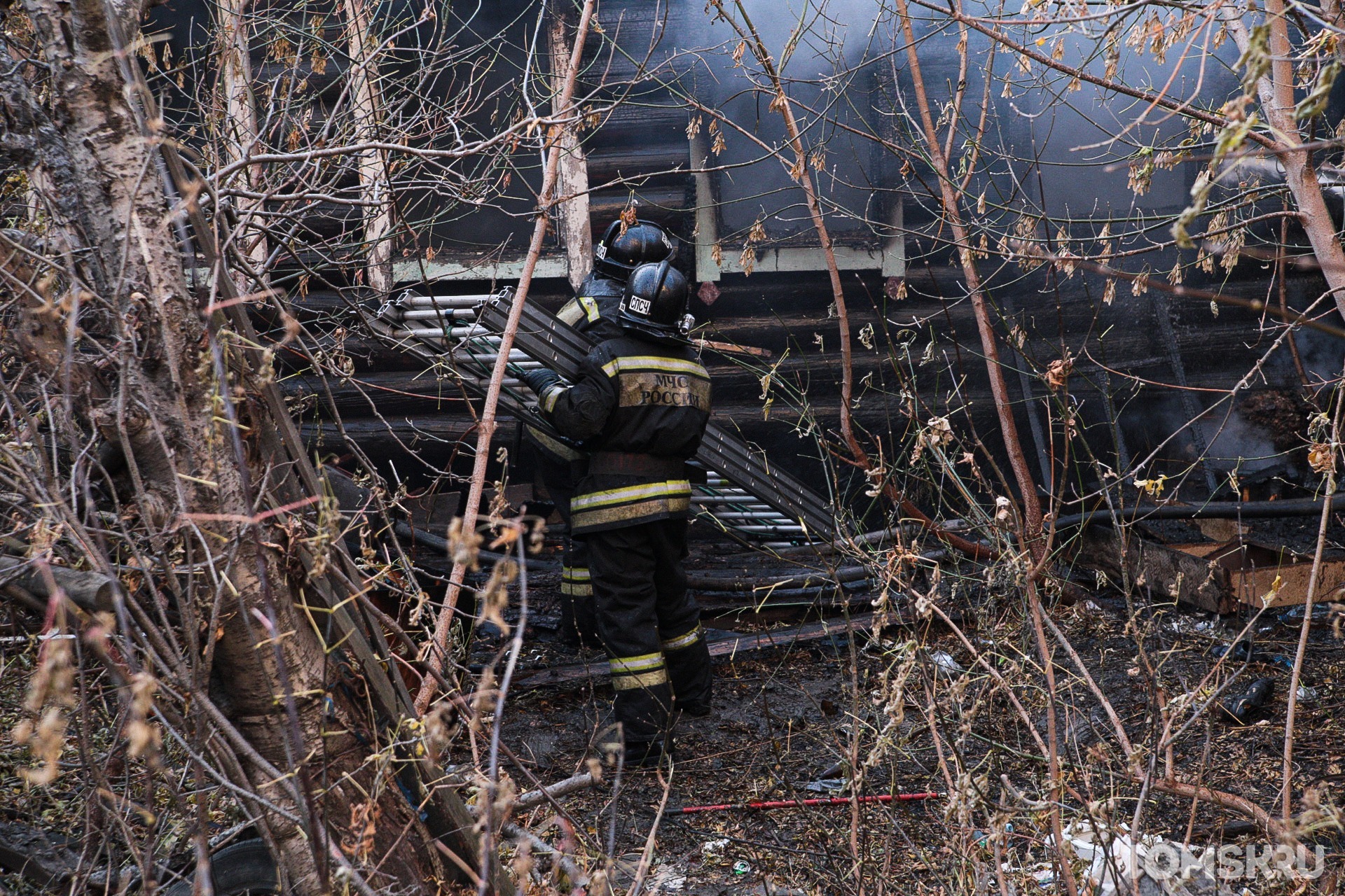 Заброшенный деревянный дом горит на ул. Киевской в Томске