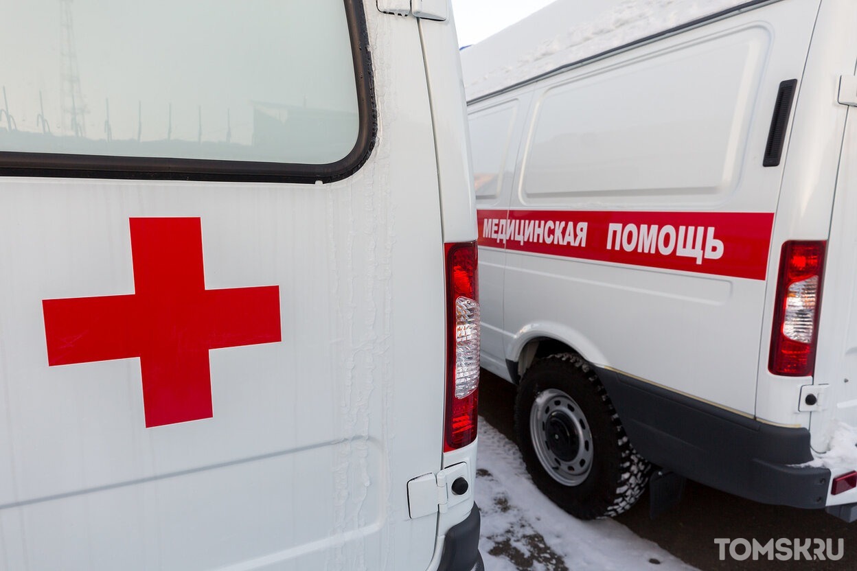 В знак протеста: в Сибири тяжелых пациентов с коронавирусом привозят к зданию регионального Минздрава