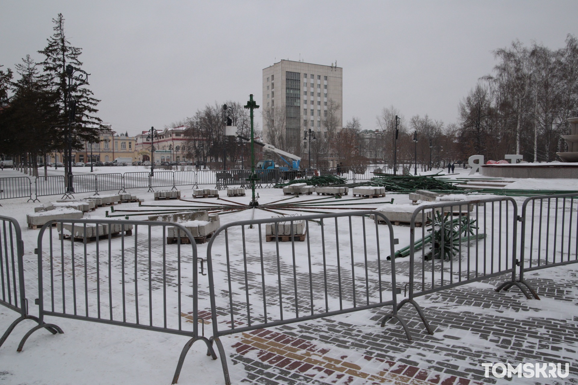На площади Ново-Соборной начали устанавливать главную елку Томска
