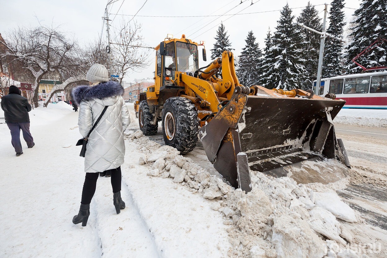 На 250 улицах Томска идет сегодня уборка снега: томичам рассказали, где не стоит парковать авто