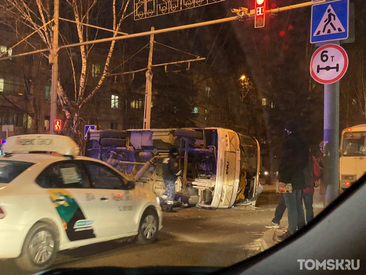 Маршрутный автобус перевернулся на проспекте Кирова в Томске