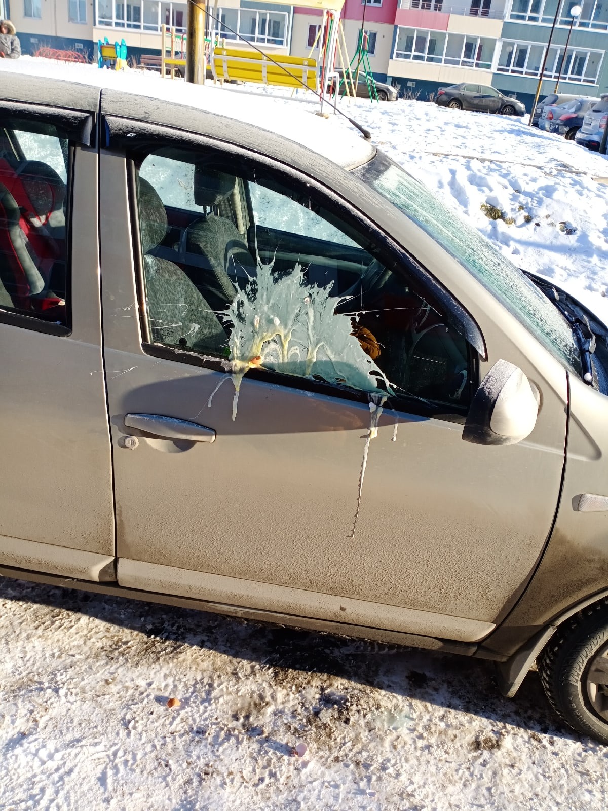 Автомобиль в Томске закидали сырыми яйцами
