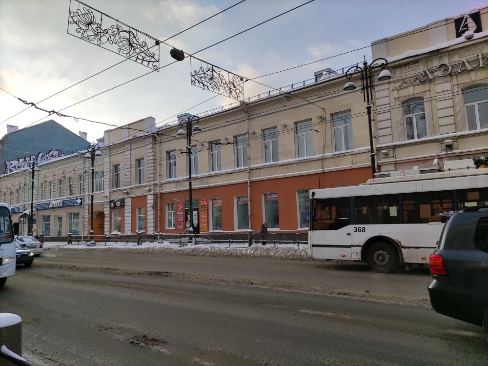С фасада старинного дома в Томске демонтировали рекламу