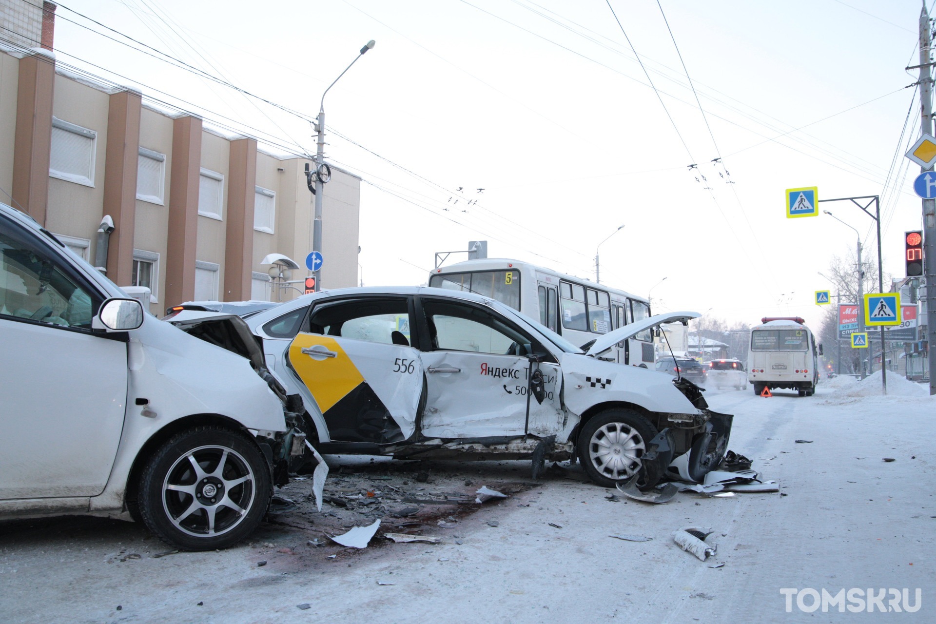Серьезное ДТП в центре Томска: столкнулись два легковых автомобиля