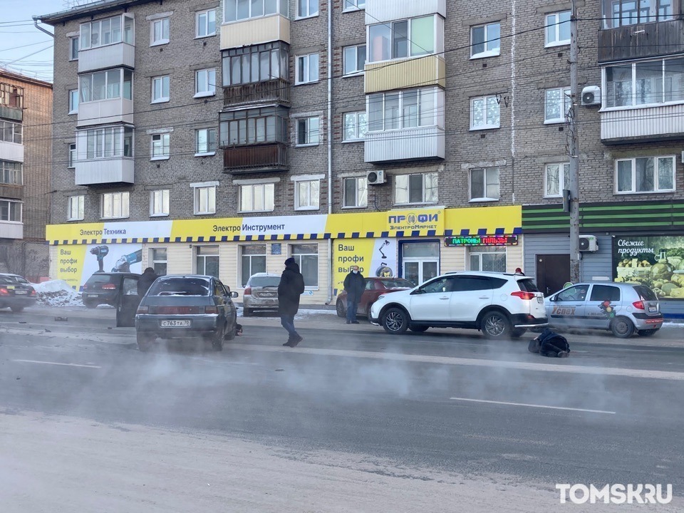 «У водителя не было шансов»: опубликовано видео аварии с двумя сбитыми пешеходами в Томске
