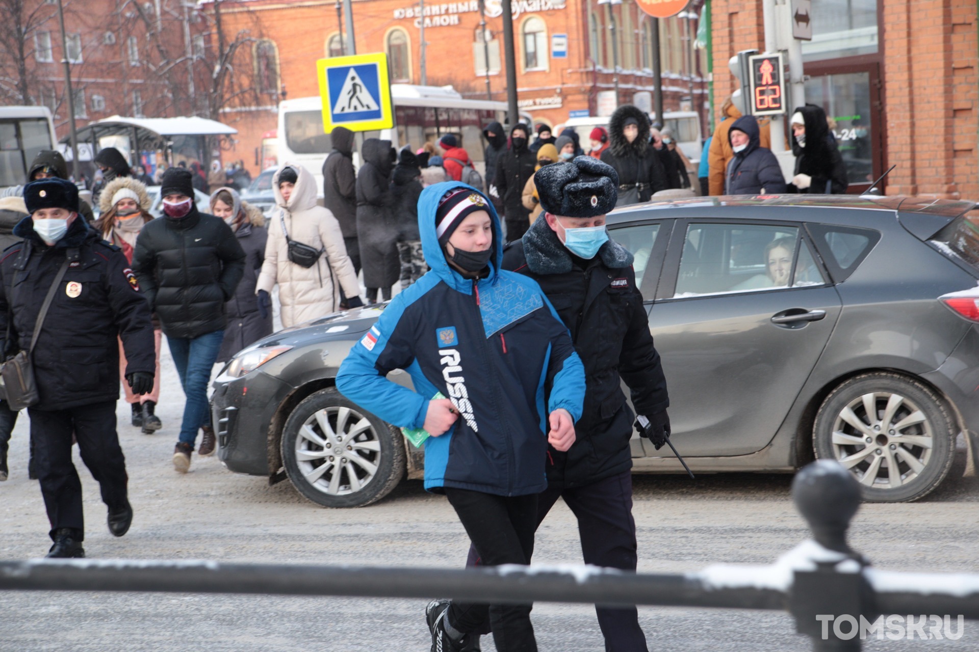 Группу подростков задержали после несанкционированной акции в Томске