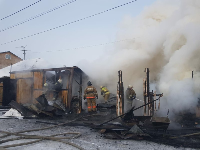 Пожарные спасли мужчину из горящего дома в переулке Донском