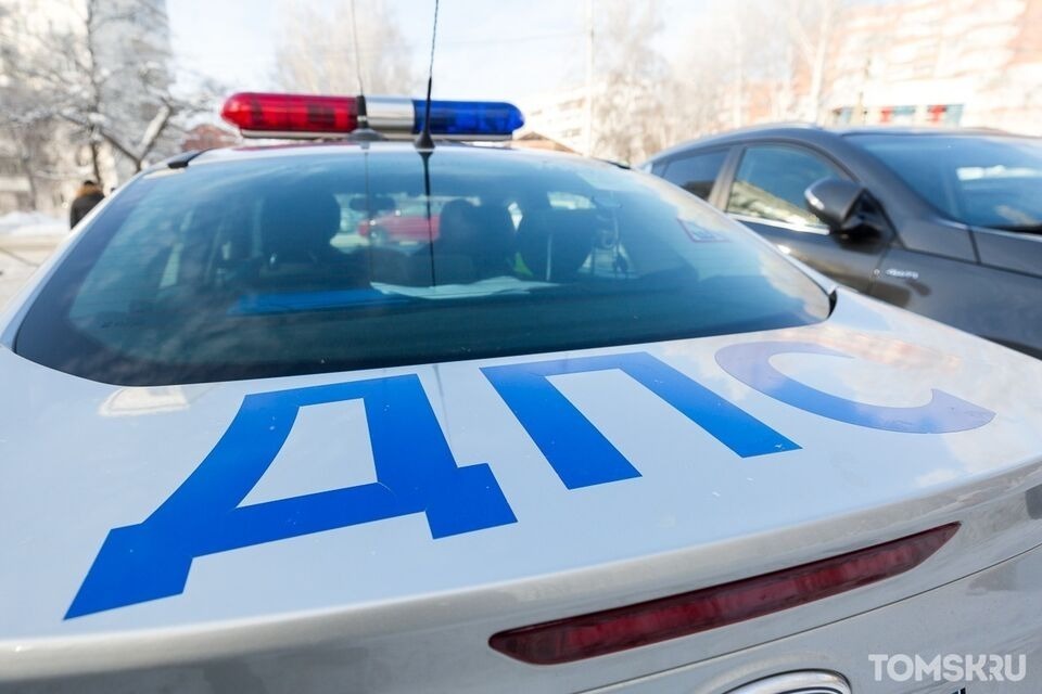 Иномарка вылетела на тротуар и сбила женщину в центре Томска