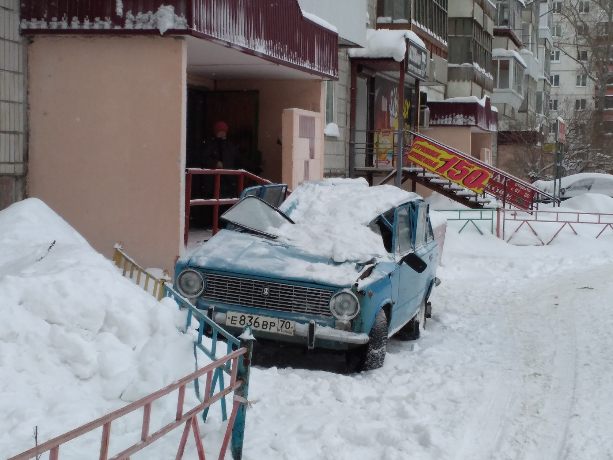 На улице Новосибирской, 33 с крыши сошел снег и повредил авто. Управляющая компания говорит, что это не их дом