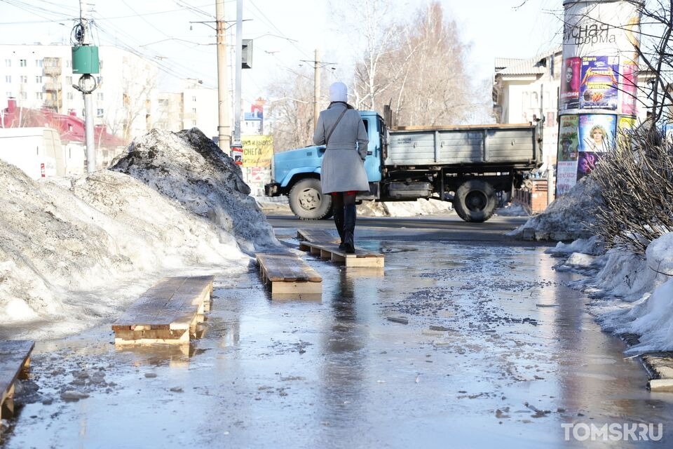 Коммунальные службы Томска устраняют последствия утренней аварии