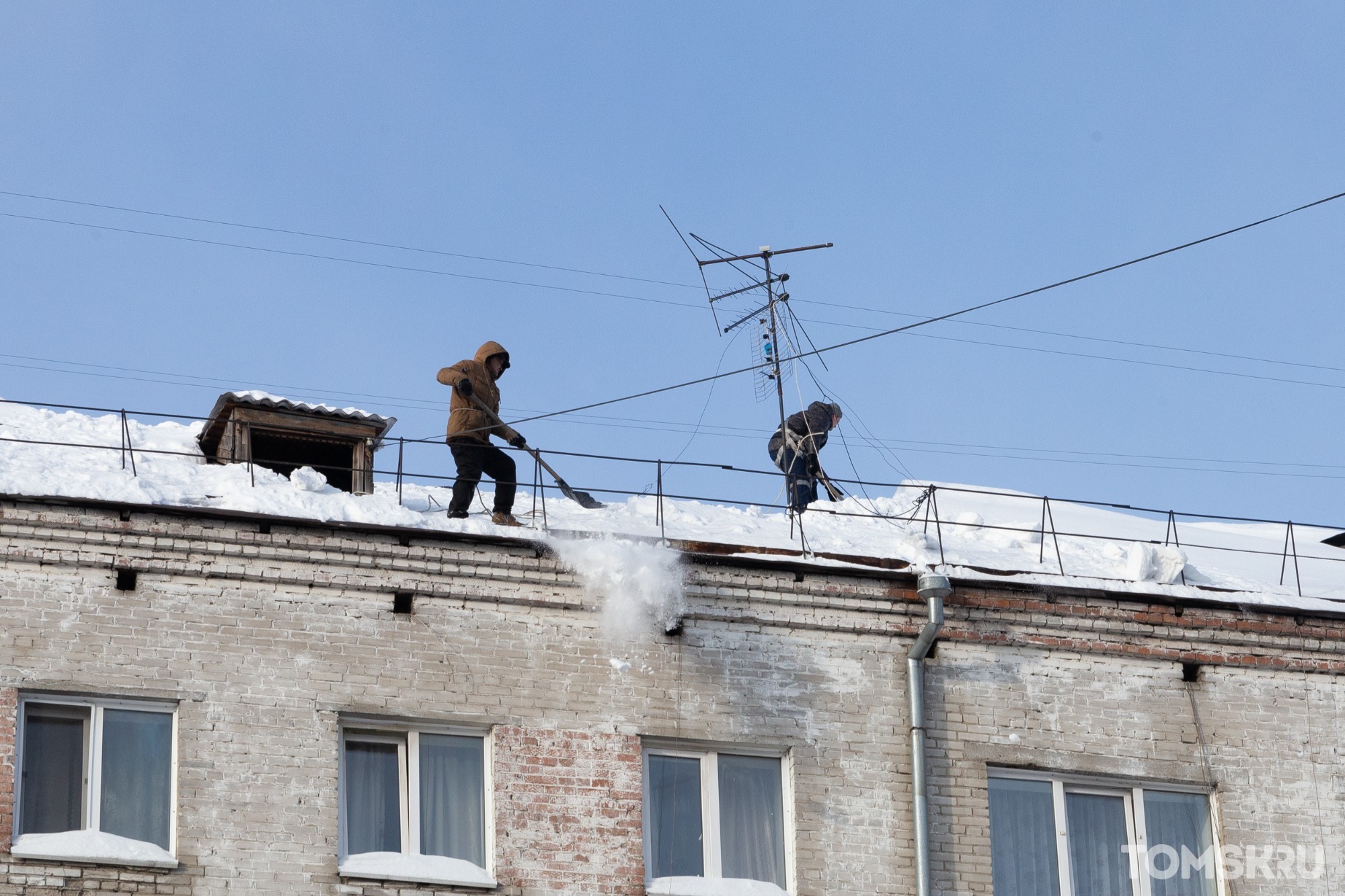Проверки и помощь пострадавшим: как в Томске убирают снег с крыш домов?