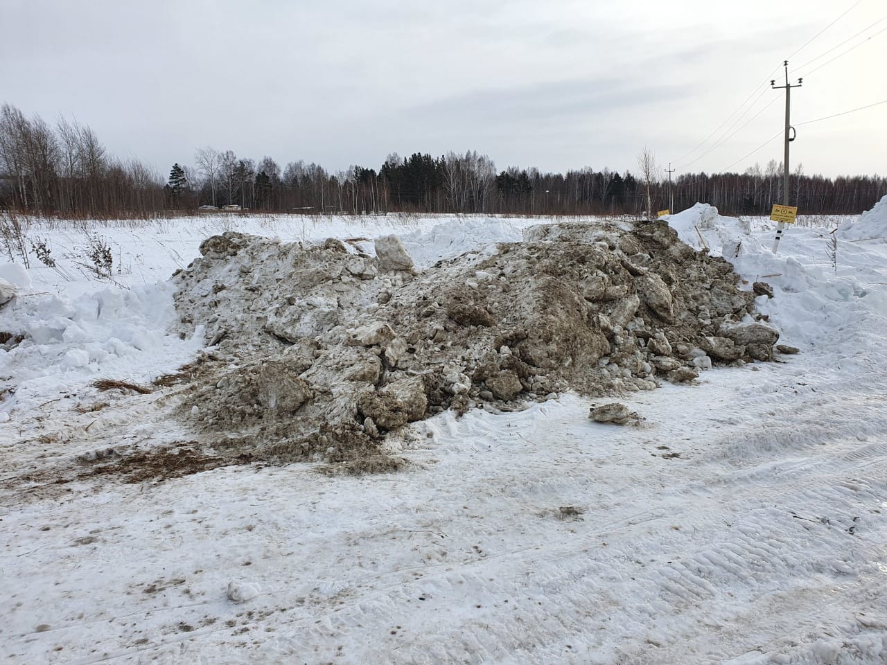 Неизвестные продолжают скидывать грязный снег возле озера Боярское
