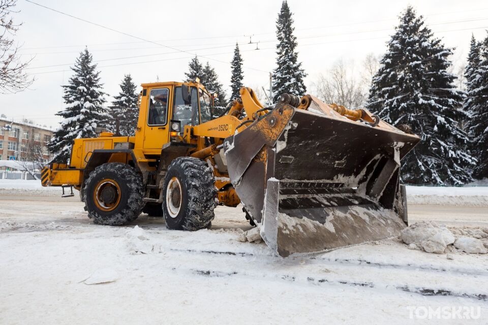 Коммунальщики Томска убирают снег во дворах города