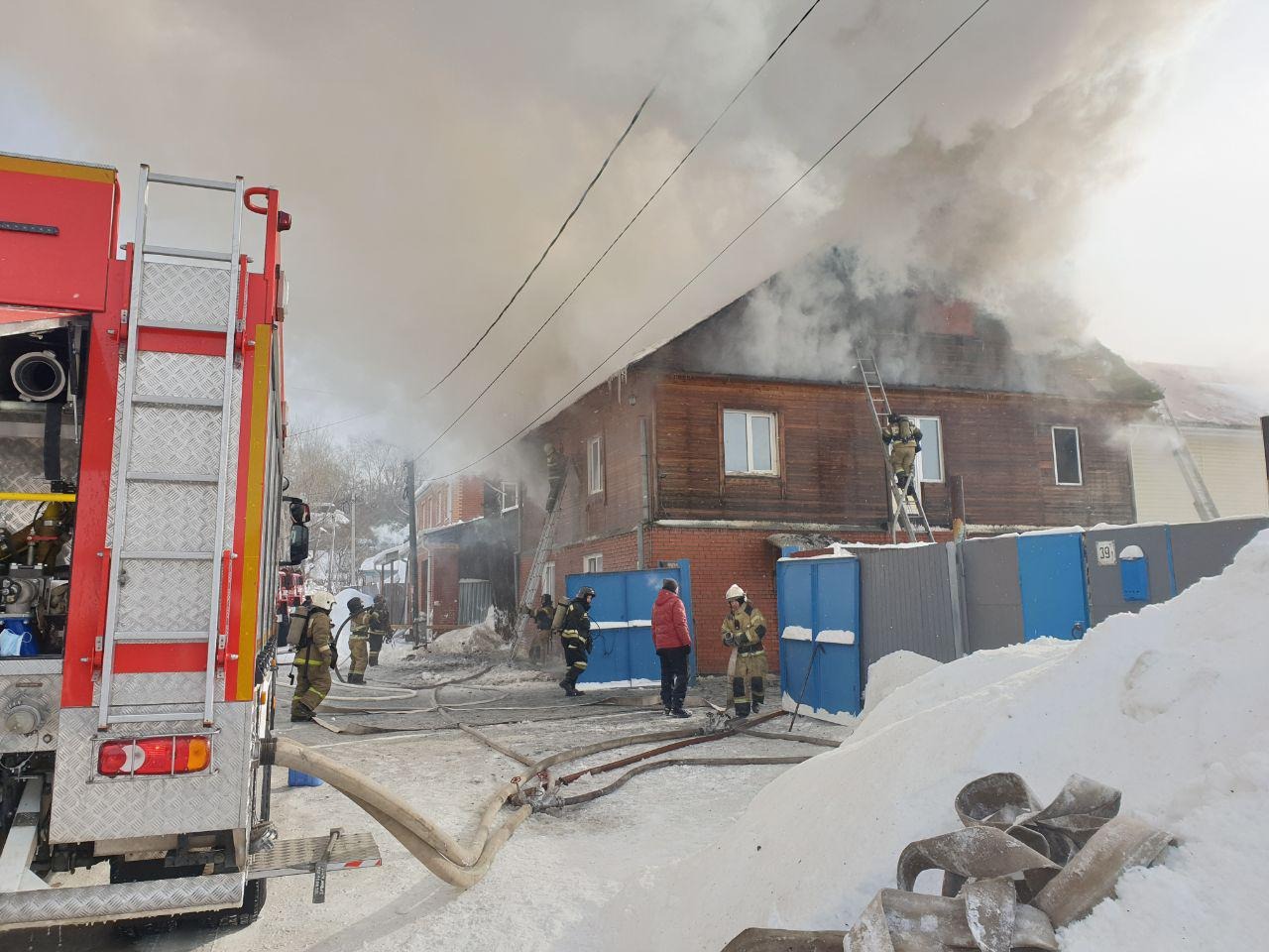 Двухэтажный дом горит в Томске