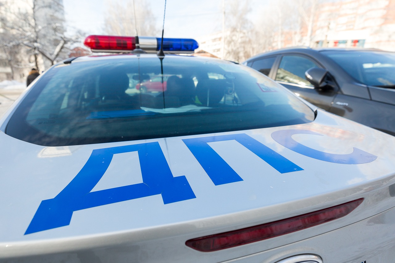Троллейбус столкнулся с двумя легковушками и сбил женщину в центре Томска