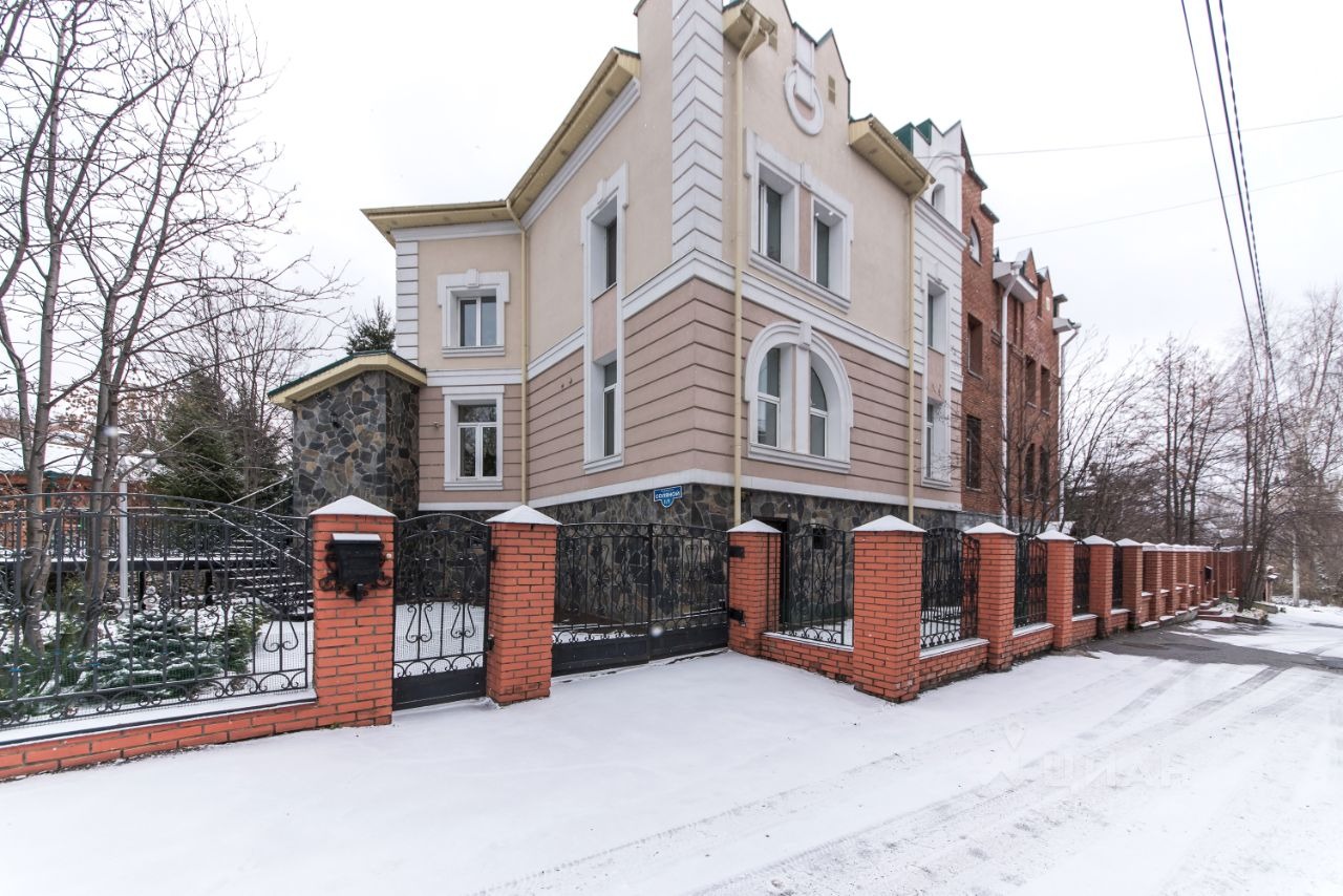 Почти 70 млн рублей: в историческом центре Томска продается дом с сауной, бильярдной и водопадом 
