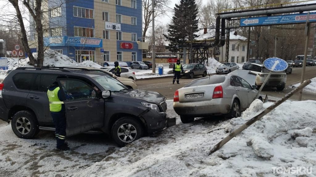 Две иномарки столкнулись в конце пр. Ленина в Томске. Одна из них снесла дорожный знак