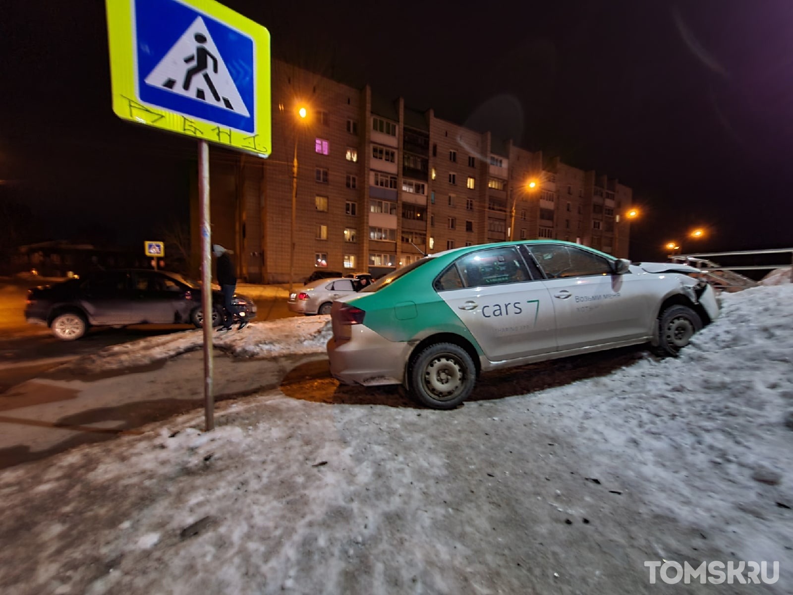 Машина каршеринга и иномарка столкнулись на ул. Розы Люксембург в Томске 