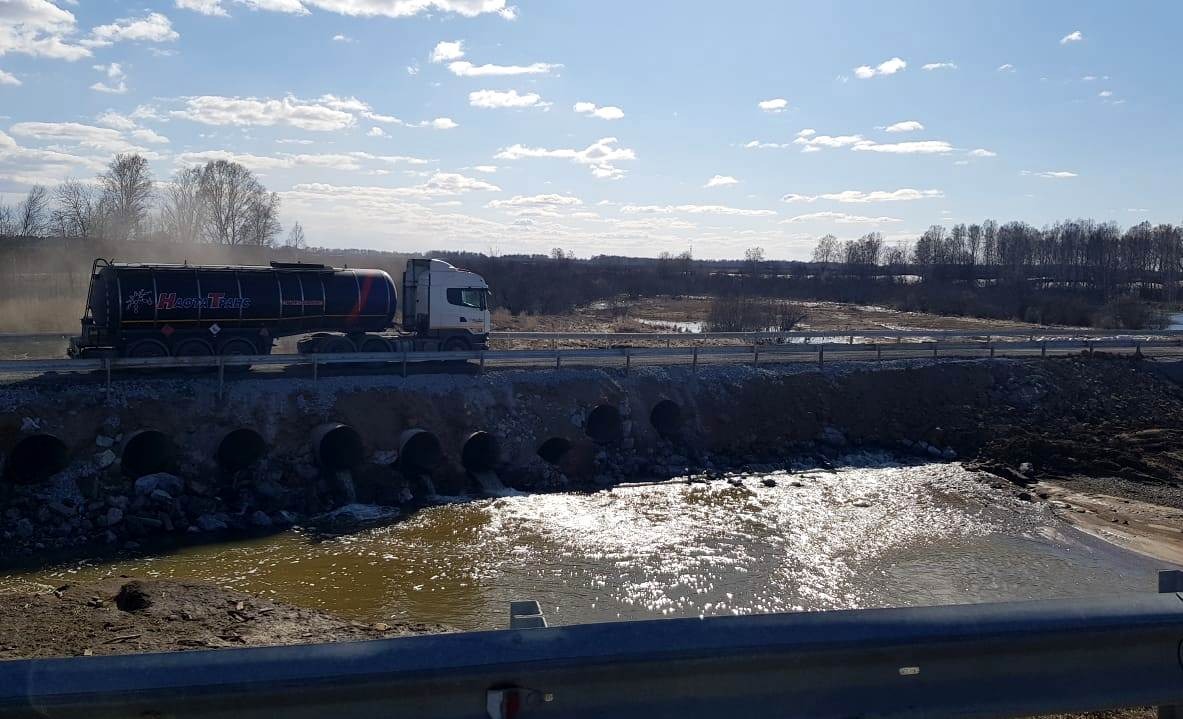 Рабочие завершили ремонт затопленного участка трассы на подъезде к Томску