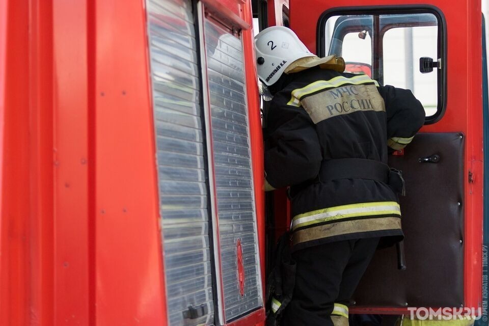 Около пяти часов тушили пожар в промзоне Томска