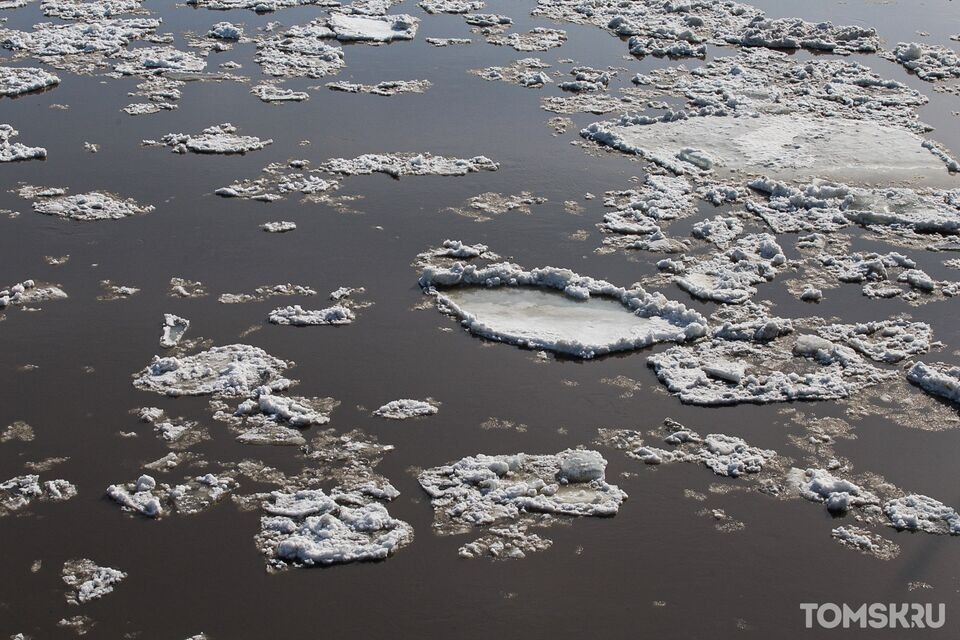 В Томске подростки уплыли на льдине