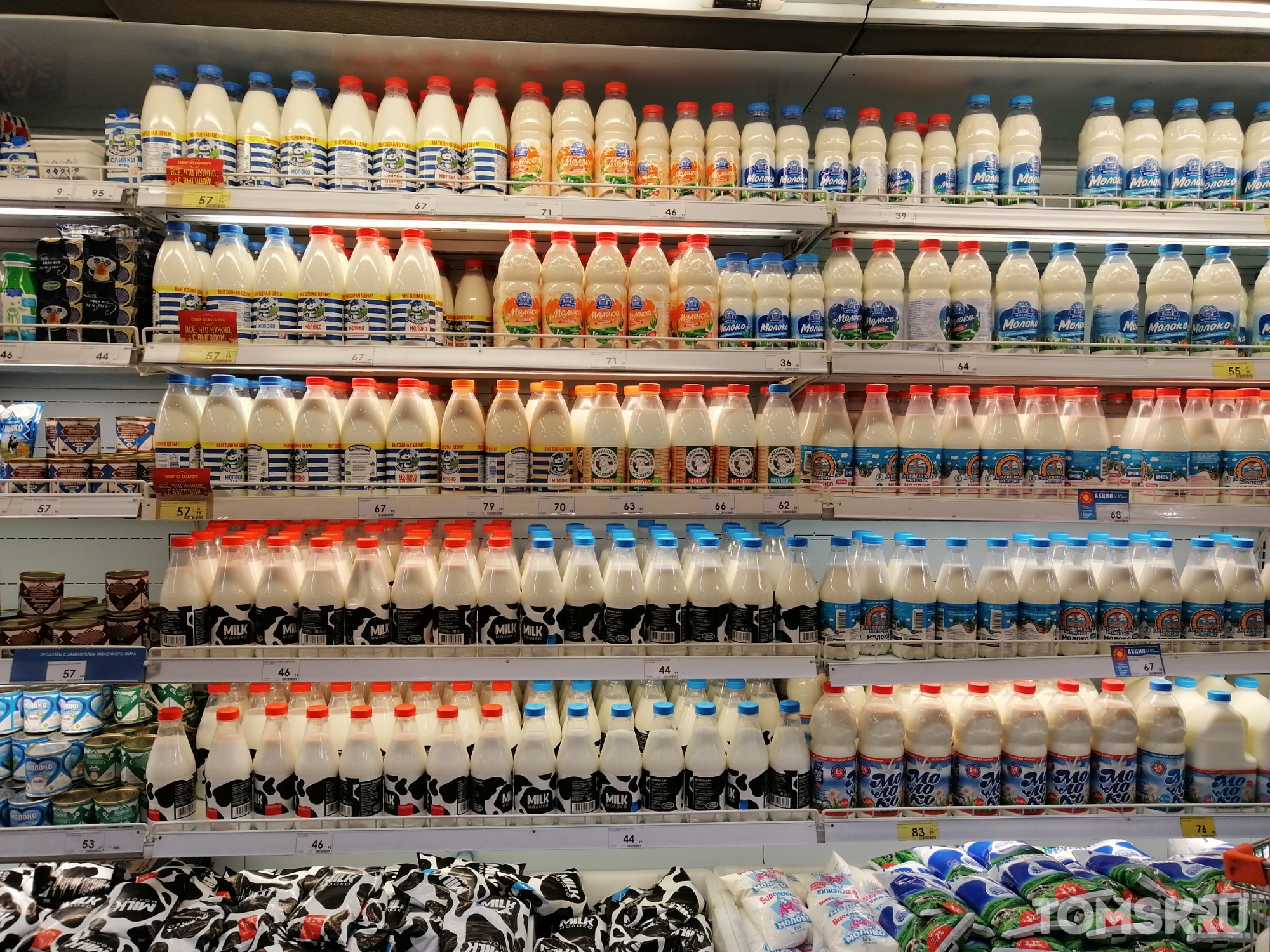 Молочный фальсификат выявлен в магазинах: в документах у производителя сибирская прописка