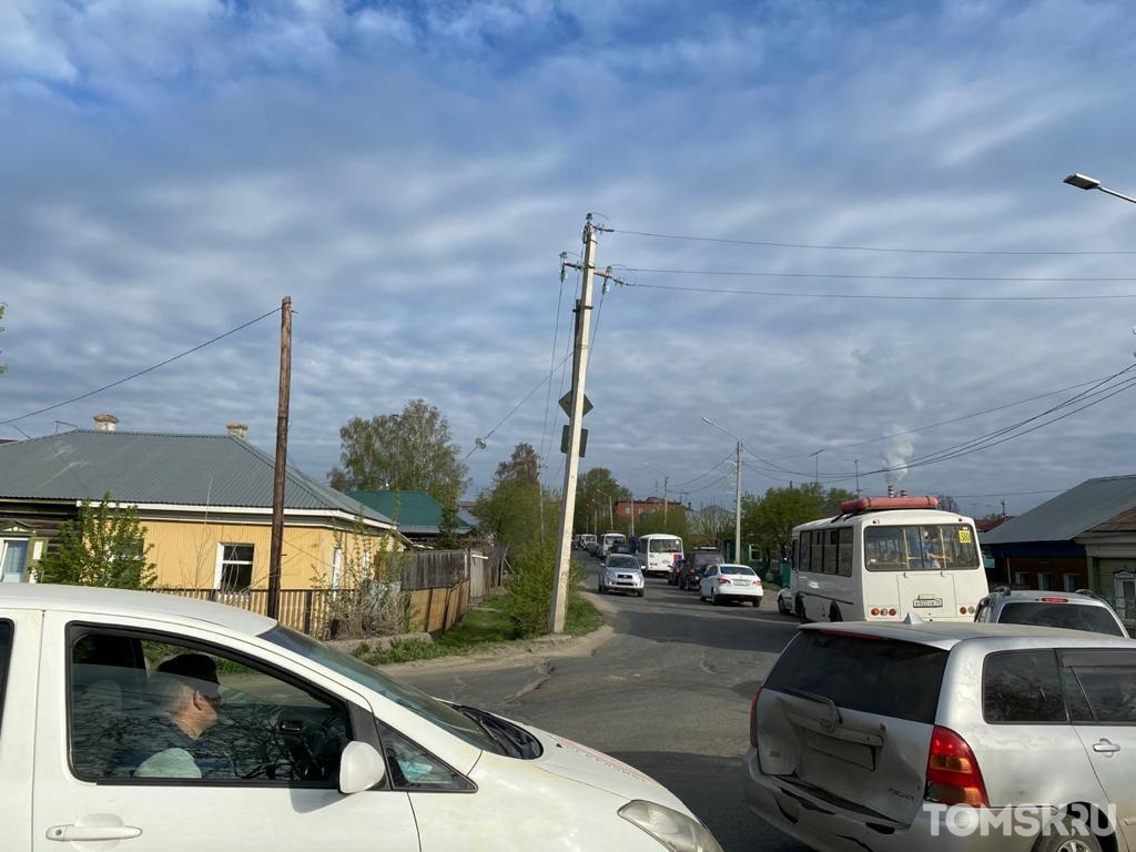 Веб камера жд переезд томск. Мончегорск ЖД переезд. Пробки в Логиново на переезде. Степановский поворот Уфа ж.д переезд. Электросталь пробка на переезде.