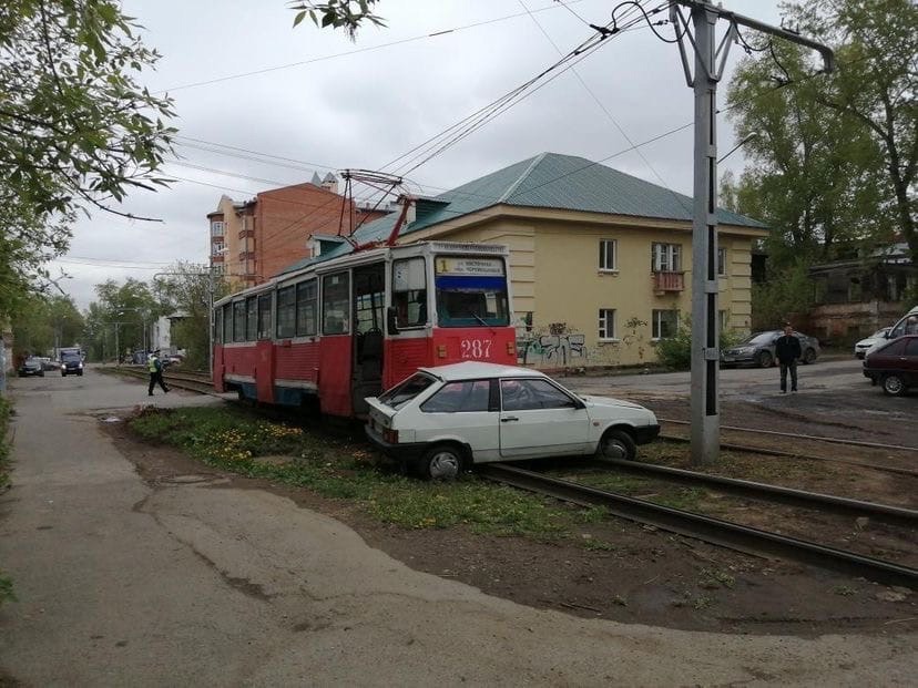Трамвай врезался в легковушку на ул. Советской в Томске
