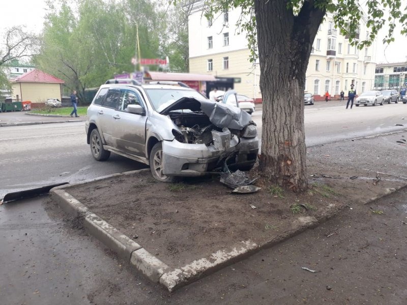 Тройное ДТП произошло в центре Томска: одна из машин после столкновения врезалась в дерево