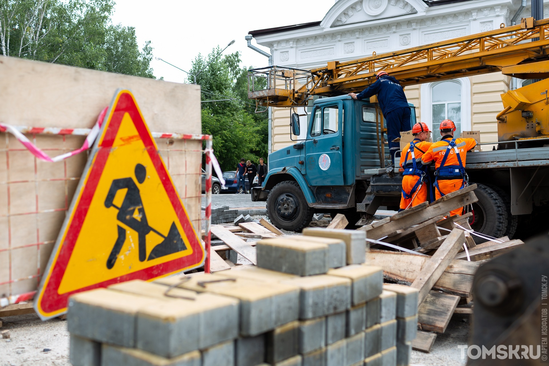 Власти Томска ремонтируют дороги рядом со школами и детсадами