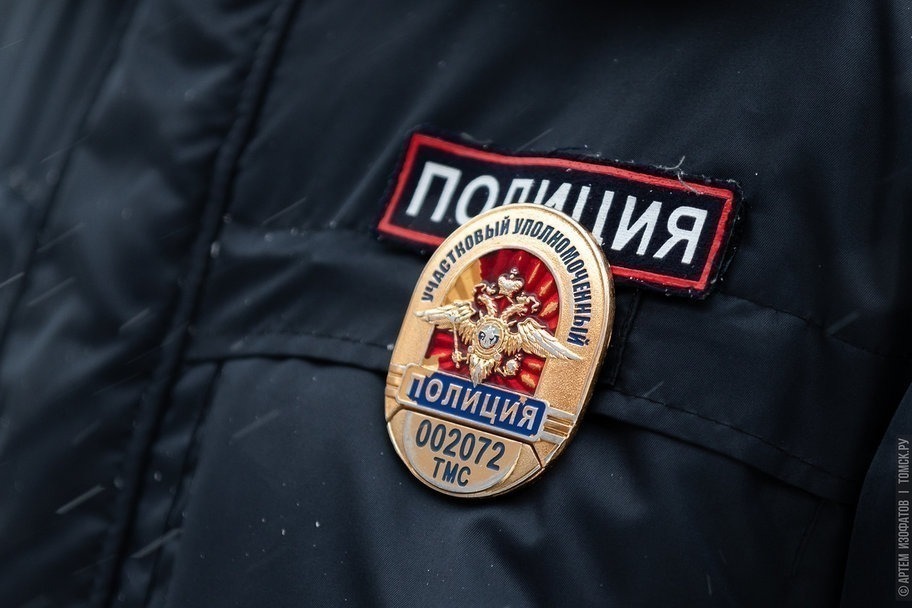 Участковый спас шестерых человек из горящего дома в Томской области