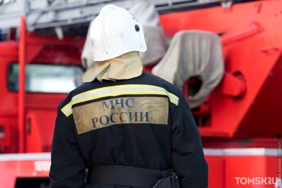 В центре Томска загорелся расселенный дом: пострадавших нет