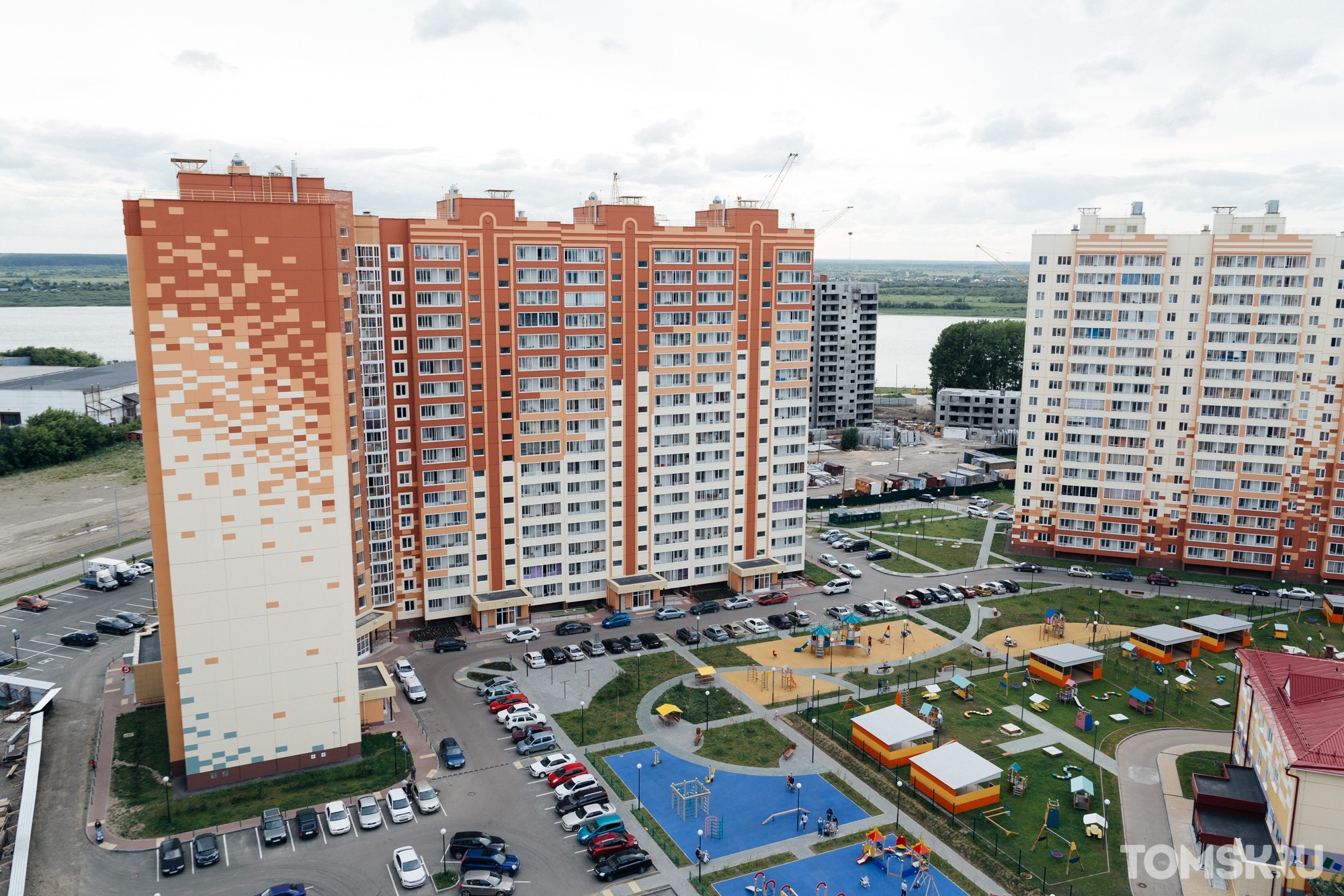 Томск снять в радонежском. Микрорайон Радонежский Томск. ТДСК Радонежский Томск. Радонежский Томск Береговая 25. ЖК Радонежский.