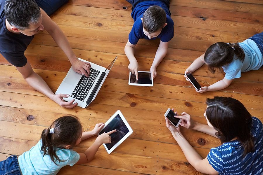 Томские школьники сели за парты с телефонами Xiaomi и умными часами