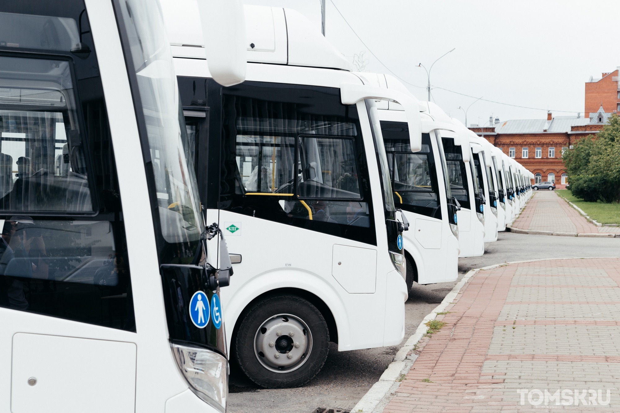 Томская область до конца года получит еще 10 школьных автобусов