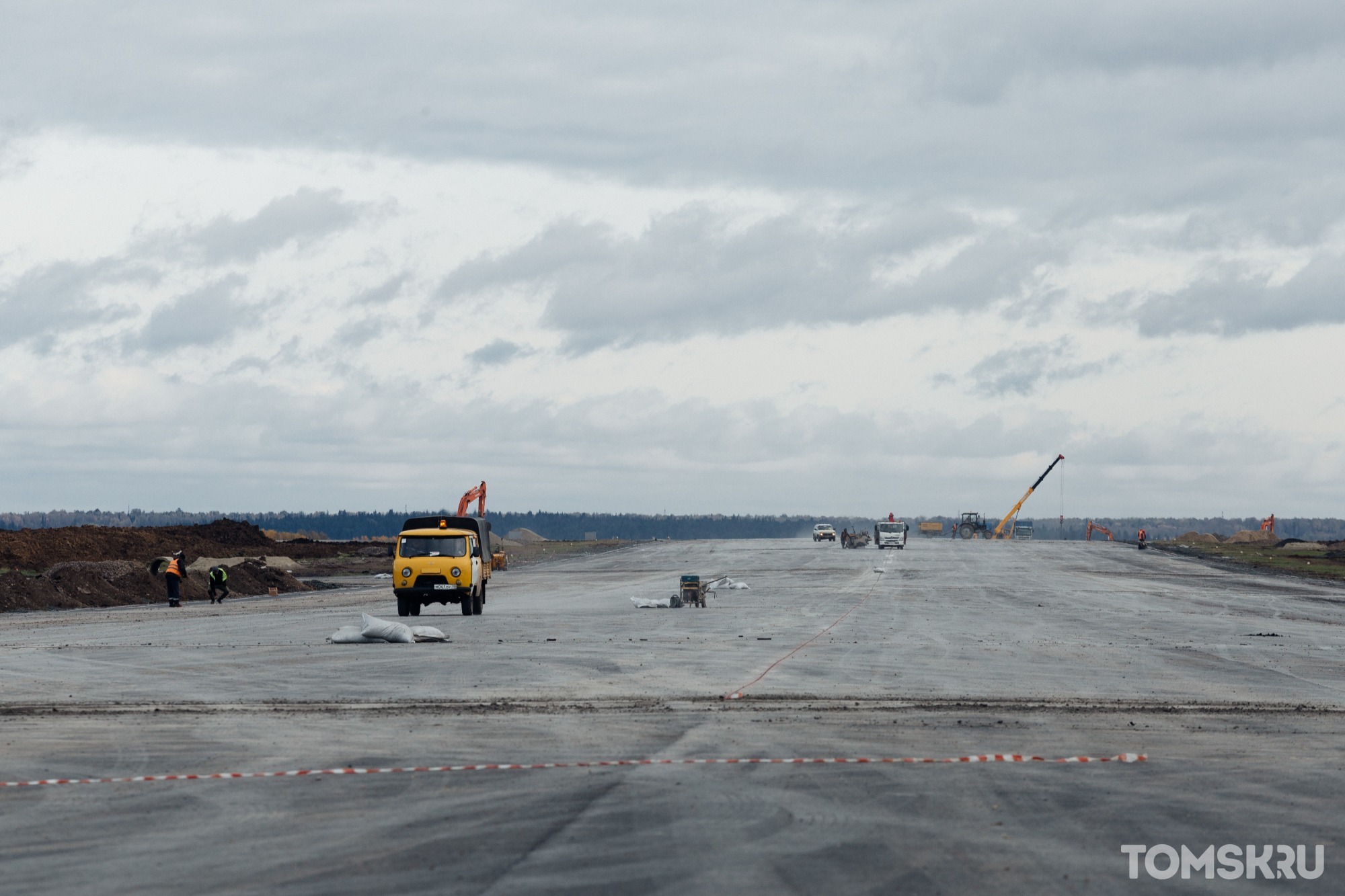 Погода томском аэропорту. Томск аэропорт полоса. Взлетная полоса Томск. Взлетная полоса Томск неровная. Длина взлетной полосы в Томске.