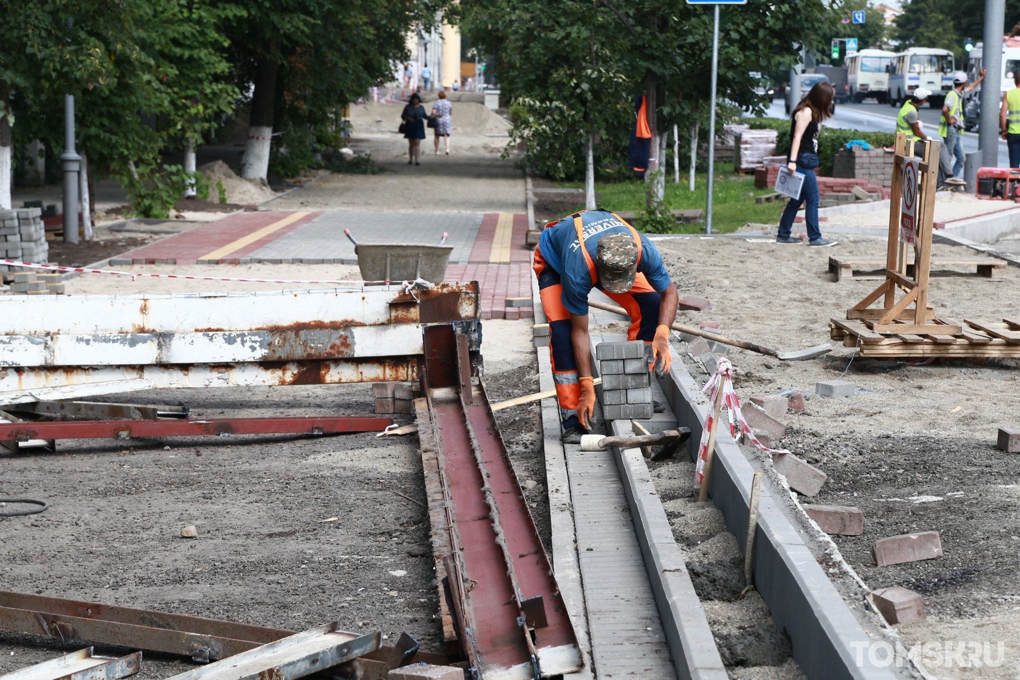 В рамках нацпроекта мэрия Томска отремонтировала пешеходные зоны рядом с социальными объектами