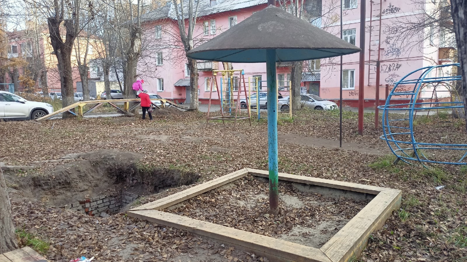 Томичи просят ликвидировать коммунальную яму рядом с детской песочницей на Щорса