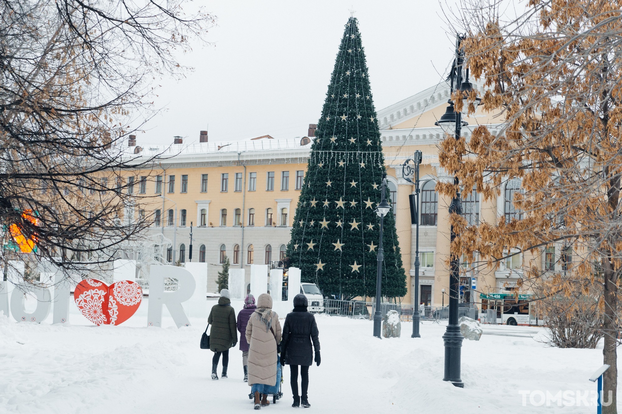 Успели до морозов: центр Томска начал преображаться к Новому году